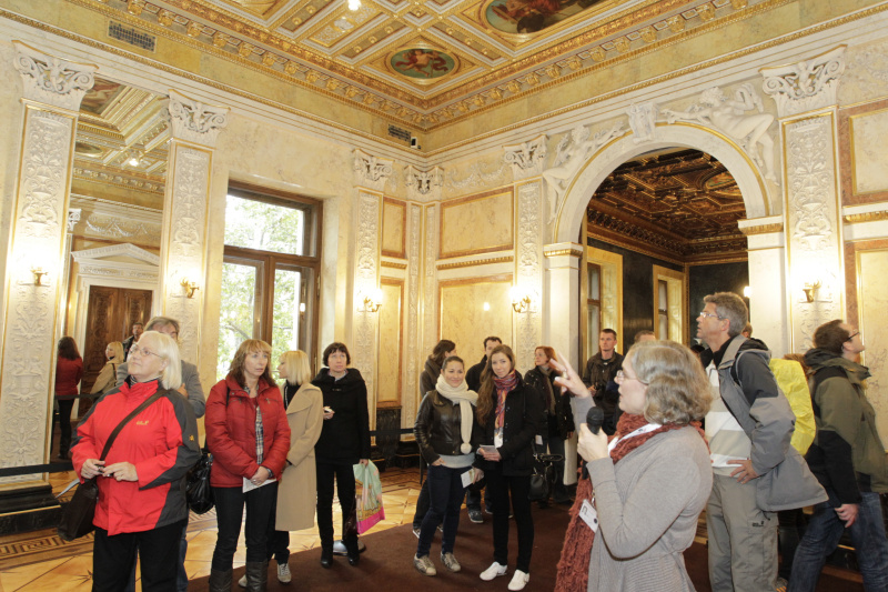 Besucherinnen und Besucher besichtigen den Festsaal im Palais Epstein