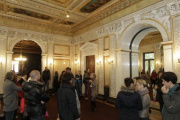 Besucherinnen und Besucher besichtigen den Festsaal im Palais Epstein