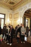 Besucherinnen und Besucher besichtigen den Festsaal im Palais Epstein