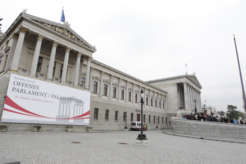 Besucherinnen und Besucher warten vor dem Parlamentsgebäude