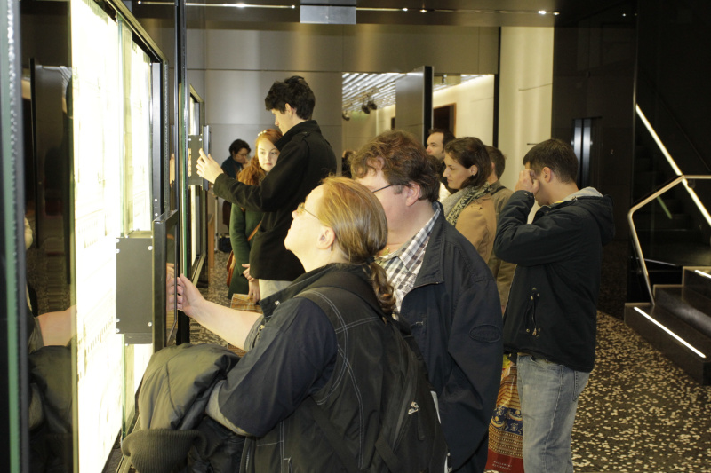 Besucherinnen und Besucher besichtigendie Medeienstationen im BesucherInnenzentrum