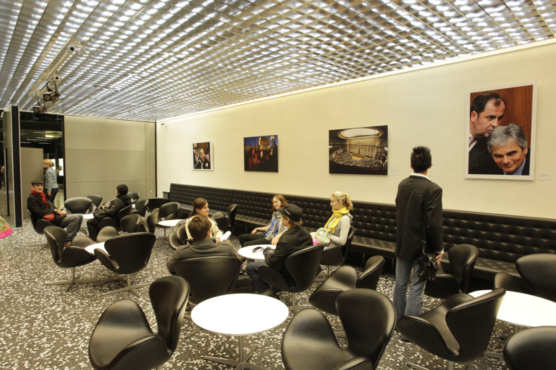 Besucherinnen und Besucher besichtigendie Medeienstationen im BesucherInnenzentrum