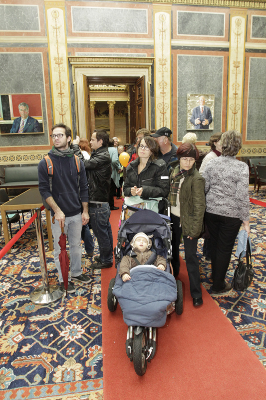 Besucherinnen und Besucher besichtigen den Empfangssalon