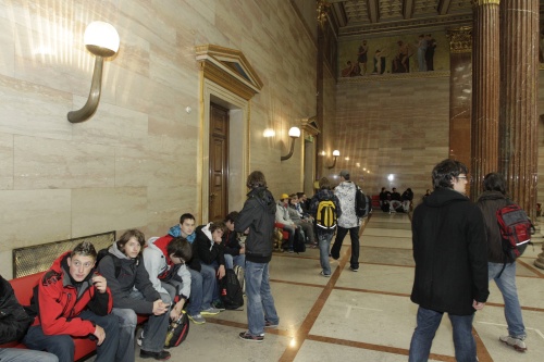 Besucherinnen und Besucher besichtigen die Säulenhalle