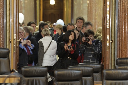 Besucherinnen und Besucher besichtigen den Bundesratssaal
