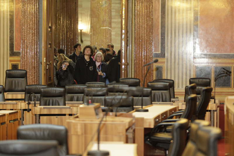 Besucherinnen und Besucher besichtigen den Bundesratssaal