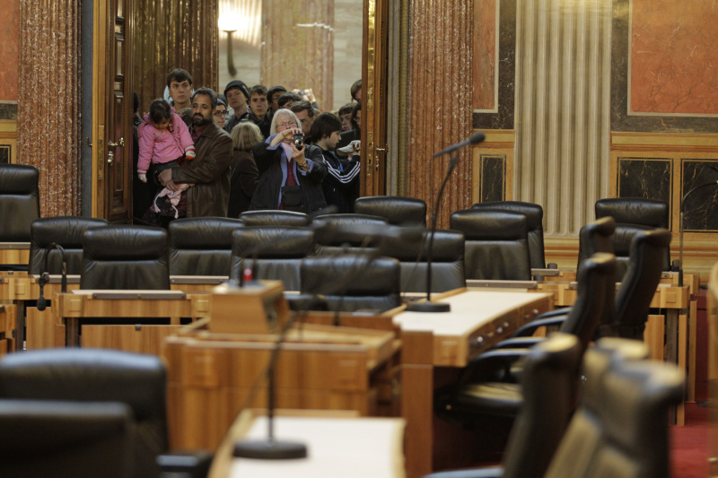Besucherinnen und Besucher besichtigen den Bundesratssaal
