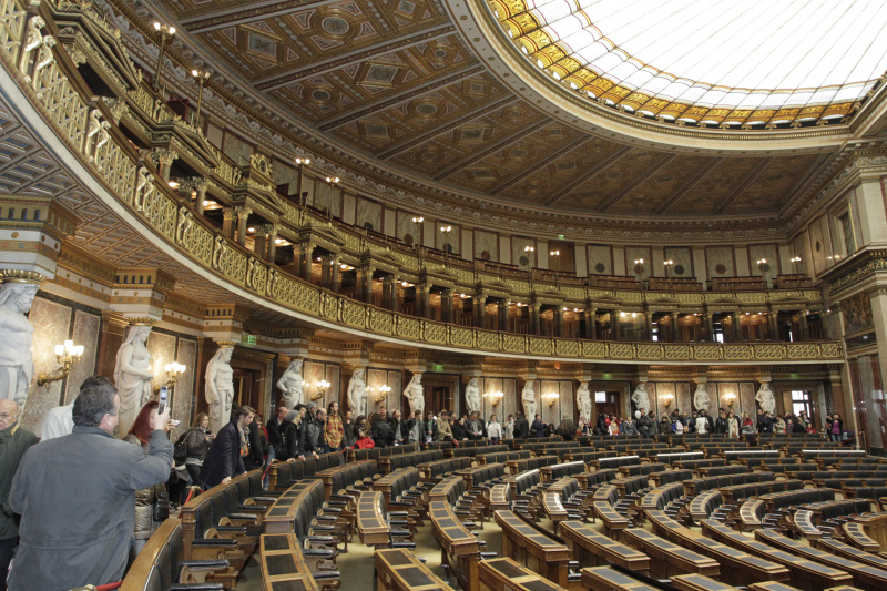 Besucherinnen und Besucher besichtigen den Historischen Sitzungssaal