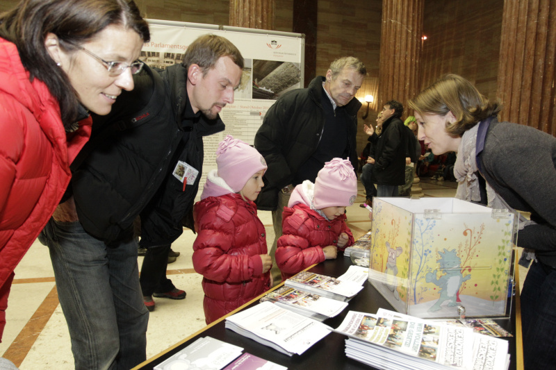 Kinder am Stand der Demokratiewerkstatt