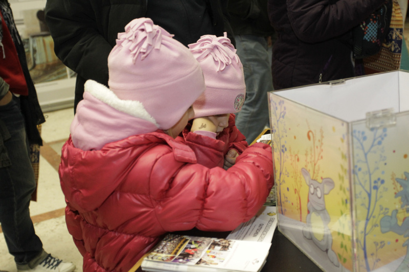 Kinder am Stand der Demokratiewerkstatt