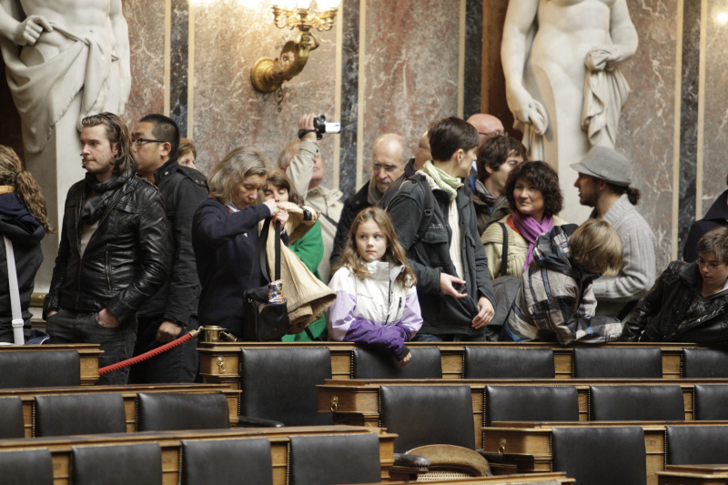 Besucherinnen und Besucher besichtigen den Historischen Sitzungssaal