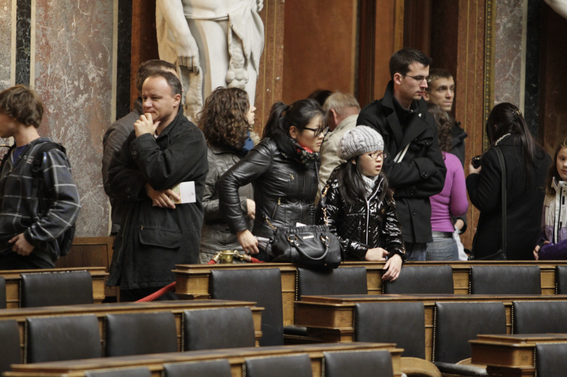 Besucherinnen und Besucher besichtigen den Historischen Sitzungssaal