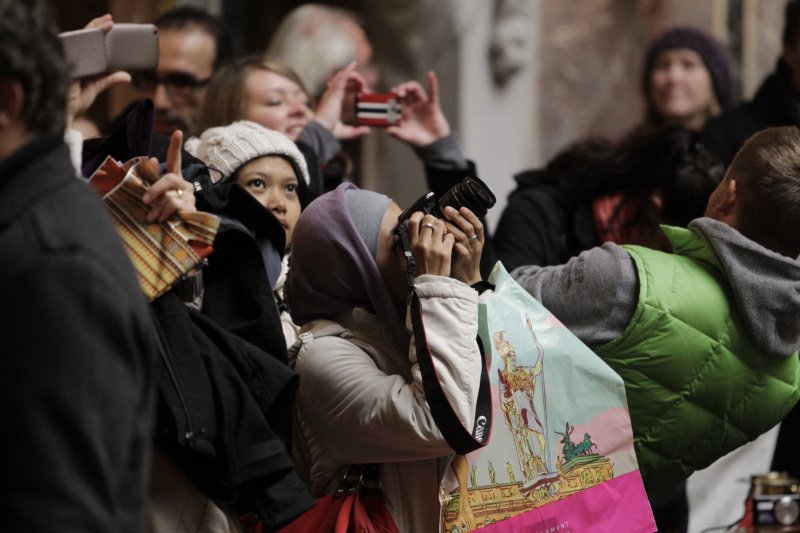 Besucherinnen und Besucher besichtigen den Historischen Sitzungssaal