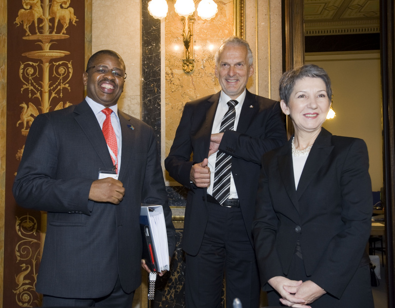 v.li. Mr. Terence Nombembe - Auditor General,  Dr. Josef Moser - Rechnungshofpräsident und  INTOSAI Generalsekretär und  Mag.a Barbara Prammer - Nationalratspräsidentin