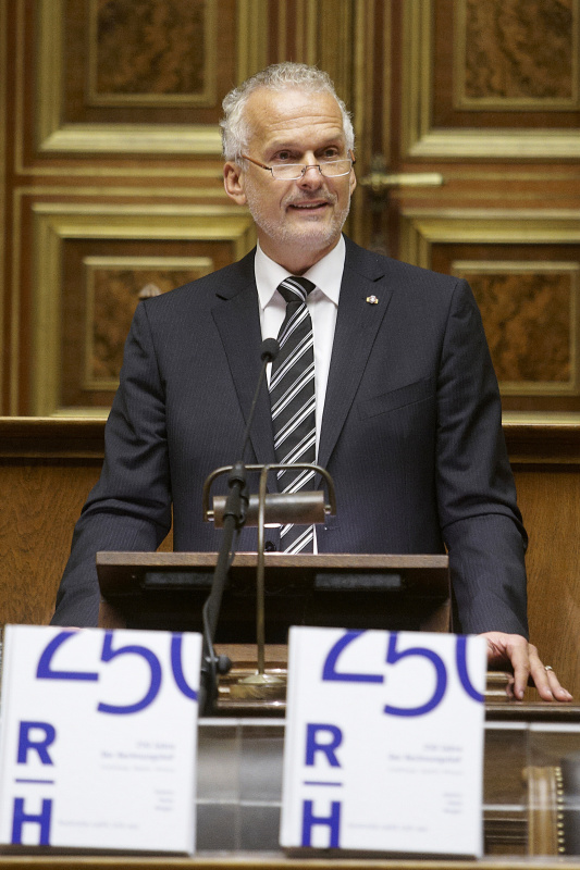 Dr.Josef Moser - Rechnungshofpräsident am Rednerpult