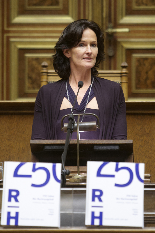 Dr.inEva Glawischnig-Piesczek - Klubobfrau der Grünen am Rednerpult