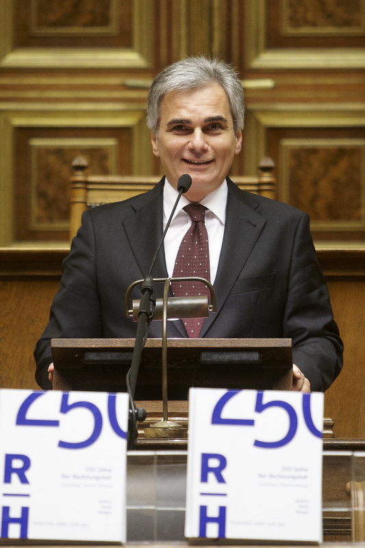 Werner Faymann - Bundeskanzler am Rednerpult