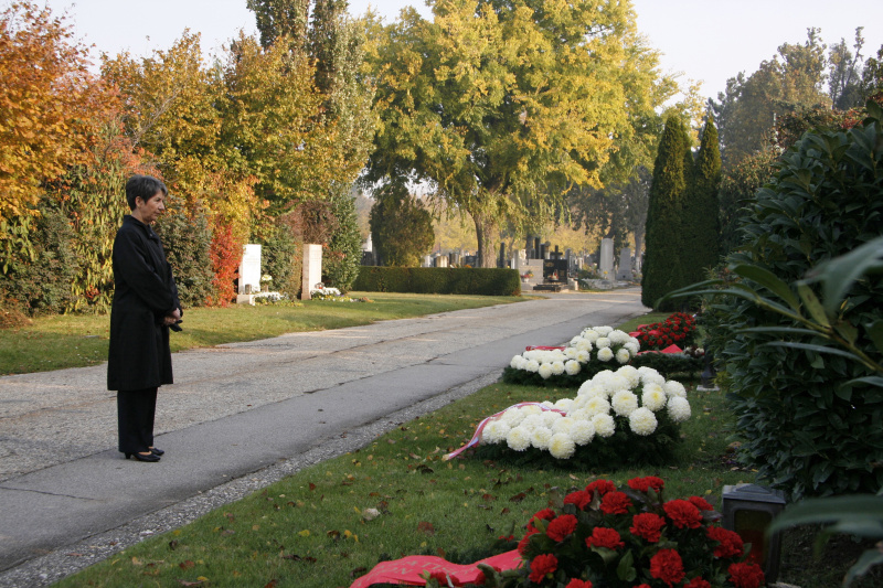 Kranzniederlegung durch Nationalratspräsidentin Mag.a Barbara Prammer am Grab von Karl Waldbrunner