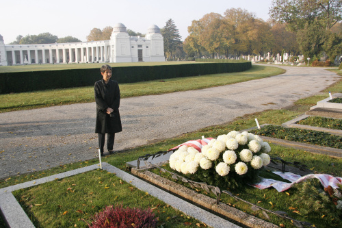 Kranzniederlegung durch Nationalratspräsidentin Mag.a Barbara Prammer am Grab von Dr. Felix Hurdes