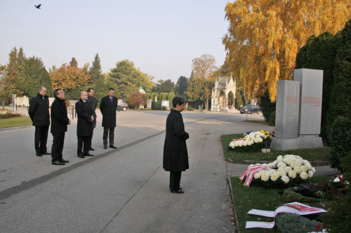 Kranzniederlegung durch Nationalratspräsidentin Mag.a Barbara Prammer am Grab von Anton Benya