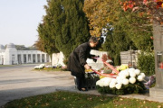 Kranzniederlegung durch Nationalratspräsidentin Mag.a Barbara Prammer am Grab von Leopold Figl