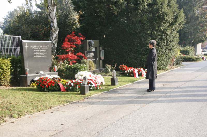 Kranzniederlegung durch Nationalratspräsidentin Mag.a Barbara Prammer am Grab von Mag. Leopold Gratz