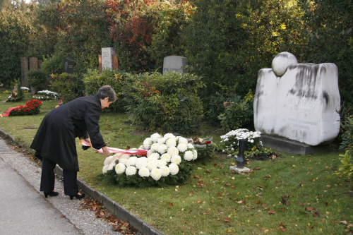 Kranzniederlegung durch Nationalratspräsidentin Mag.a Barbara Prammer am Grab von Otto Probst