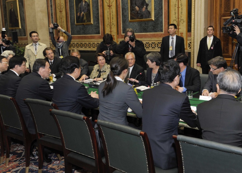 Aussprache. Erste Reihe: Chinesische Delegation mit Hu Jintao - Staatspräsident der Volksrepublik China (4.v.re.). Zweite Reihe: Österreichische Delegation v.li. Helfried Carl, Dr. Reinhold Lopatka - Nationalratsabgeordneter, Renate Csörgits - Nationalratsabgeordnete, Dr. Martin Sajdik - Österreichischer Botschafter in der Volksrepublik China, Mag.a Barbara Prammer- Nationalratspräsidentin; Dolmetscher und Dr. Peter Wittmann - Nationalratsabgeordneter