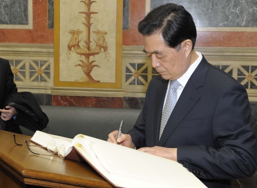 Hu Jintao - Staatspräsident der Volksrepublik China beim Eintrag in das Gästebuch