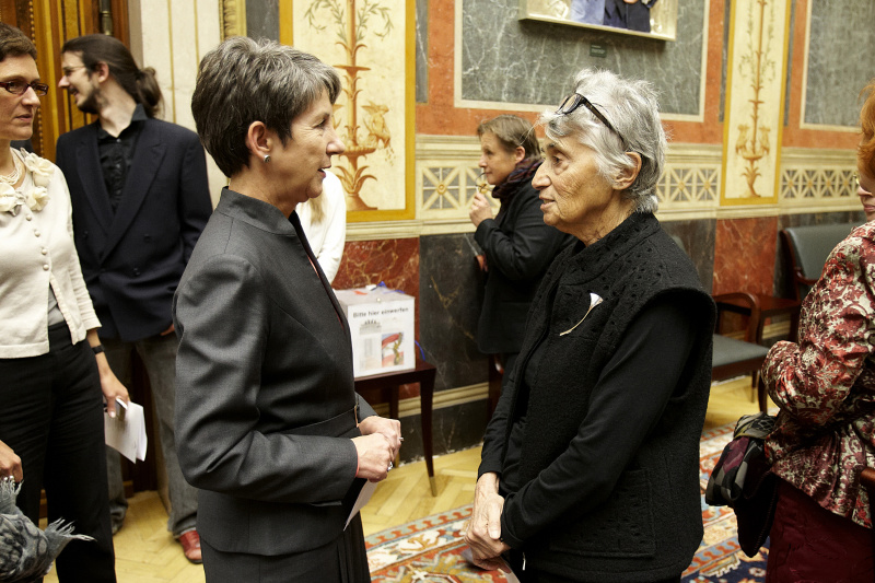 v.li.: Mag.a Barbara Prammer - Nationalratspräsidentin im Gespräch mit Prof.in Ruth Klüger