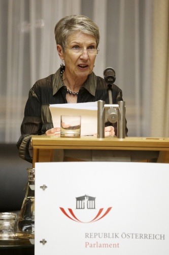 Barbara Frischmuth - Autorin am Rednerpult