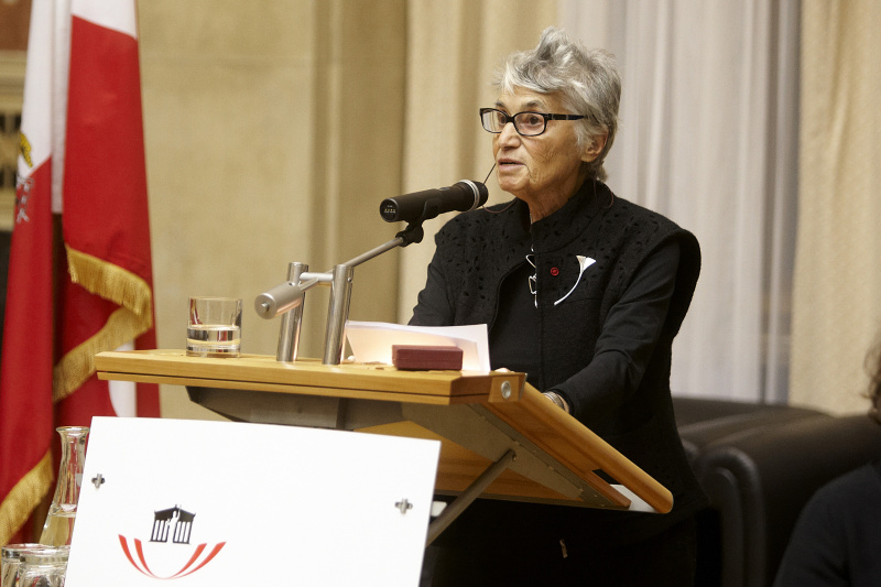 Prof.in Ruth Klüger am Rednerpult