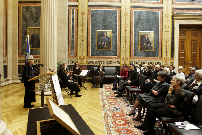 Prof.in Ruth Klüger am Rednerpult