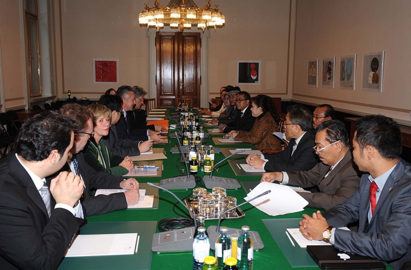 Aussprache. Linke Bildhälfte Österreichische Delegation v.li. Yilmaz Kara - Parlamentsdirektion, Johann Ertl - Bundesratsmitglied, Monika Mühlwerth - Bundesratsmitglied, Günther Köberl - Bundesratsmitglied und Stefan Schennach - Bundesratsmitglied. Rechte Bildhälfte: Indonesische Parlamentarierdelegation