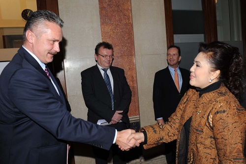 Günther Köberl - Bundesratsmitglied begrüßt eine Abgeordnete der indonesischen Parlamentarierdelegation