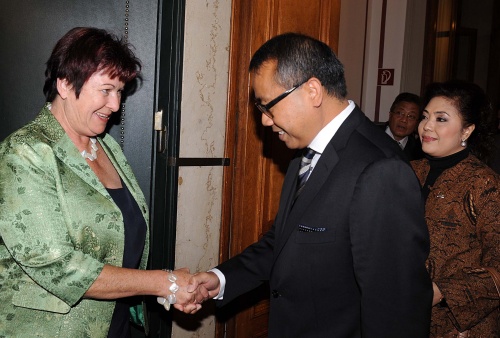 v.li. Mag.a Susanne Neuwirth - Bundesratspräsidentin begrüßt einen indonesischen Parlamentarier