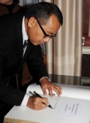 Ein indonesischer Parlamentarier beim Eintrag in das Gästebuch