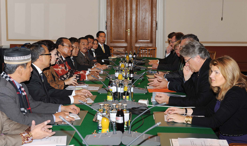 Aussprache. Linke Bildhälfte: Indonesische Parlamentarierdelegation. Rechte Bildhälfte: Österreichische Delegation mit Stefan Schennach - Bundesratsmitlied und Dr.in Alice Alsch-Harrant - Bundesratsvizedirektorin