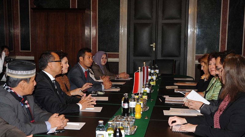 Aussprache. Linke Bildhälfte: Indonesische Parlamentarierdelegation. Rechte Bildhälfte: Österreichische Delegation mit Dr.in Alice Alsch-Harrant - Bundesratsvizedirektorin, Mag.a Susanne Neuwirth - Bundesratspräsidentin, Dolmetscher und Mag.a Heike Malicek - Parlamentsdirektion