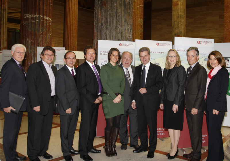 v.li. Werner Neubauer - Nationalratsabgeordneter, Mag. Wolfgang Katzian - Nationalratsabgeordneter, Peter Haubner - Nationalratsabgeordneter, Mag. Rainer Widmann - Nationalratsabgeordneter, Mag.a Christiane Brunner - Nationalratsabgeordnete, Fritz Neugebauer - Zweiter Nationalratspräsident, Günther Oettinger - EU-Kommissar für Energie Investitionen und Rahmenbedingungen für eine nachhaltige Energieversorgung in Europa, Prof.in Dr.in Claudia Kemfert - Energieexpertin des Deutschen Instituts für Wirtschaftsforschung Deutschland als Pionier der Energiewende in der EU,  Dr. Peter Layr - Präsident Oesterreichs Energie und Dr.in Barbara Schmidt - Generalsekretärin von Oesterreichs Energie