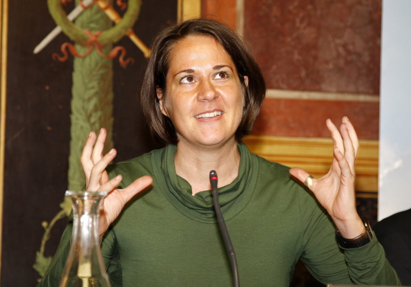 v.li. Mag.a Christiane Brunner - Abgeordnete zum Nationalrat am Podium