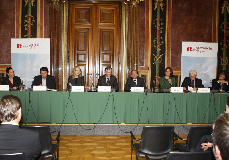 v.li. Manuela Raidl - PULS 4, Mag. Wolfgang Katzian - Abgeordneter zum Nationalrat und Energiesprecher der SPÖ,  Prof.in Dr.in Claudia Kemfert - Energieexpertin des Deutschen Instituts für Wirtschaftsforschung, Dr. Peter Layr - Präsident Oesterreichs Energie, Peter Haubner - Abgeordneter zum Nationalrat und Energiesprecher der ÖVP, Mag.a Christiane Brunner - Abgeordnete zum Nationalrat und Energiesprecherin der Grünen, Werner Neubauer - Abgeordneter zum Nationalrat und Mag. Rainer Widmann - Abgeordneter zum Nationalrat und Energiesprecher des BZÖ
