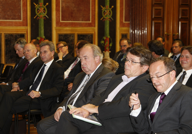 Blick in Richtung VeranstaltungsteilnehmerInnen mit Fritz Neugebauer - Zweiter Präsident des Nationalrates (3.v.re.)