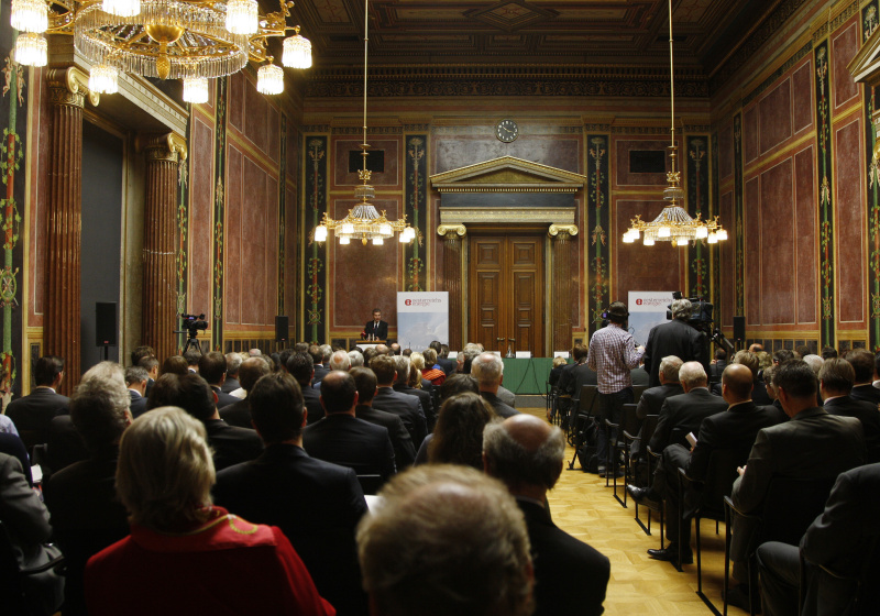 Günther Oettinger - EU-Kommissar für Energie am Rednerpult