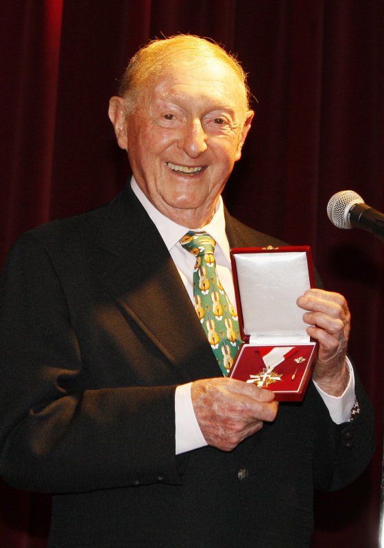 Walter Arlen mit dem Goldenen Verdienstzeichen des Landes Wien