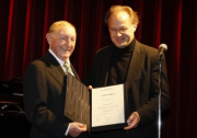 v.li. Walter Arlen wird von Alexander Kukelka - Österreichischer Komponistenbund die Ehrenmitgliedschaft des Österreichischen Komponistenbundes verliehen