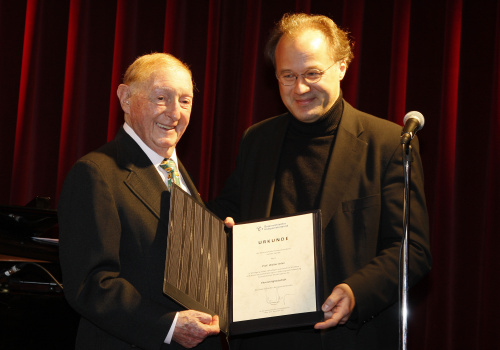 v.li. Walter Arlen wird von Alexander Kukelka - Österreichischer Komponistenbund die Ehrenmitgliedschaft des Österreichischen Komponistenbundes verliehen