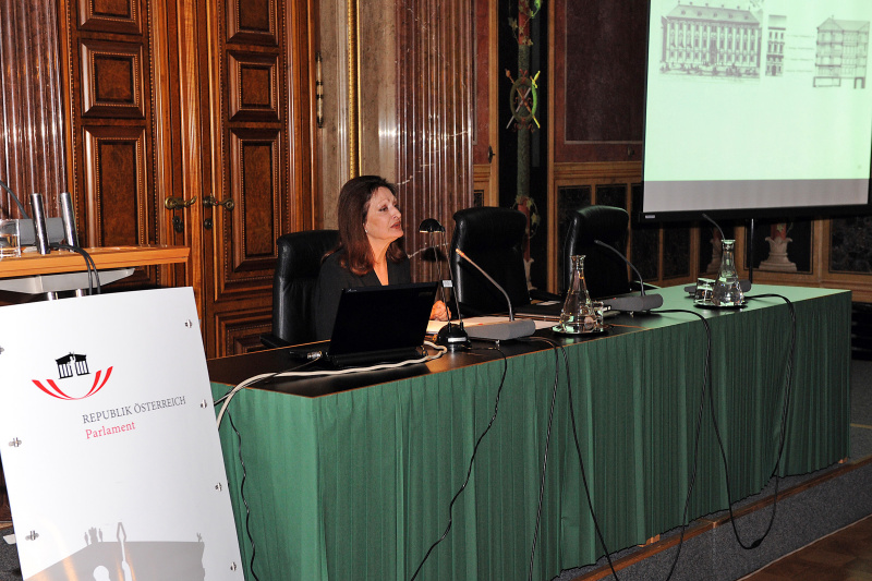 Univ. Lekt.in Dr.in Mara Reissberger - Architekturhistorikerin am Podium