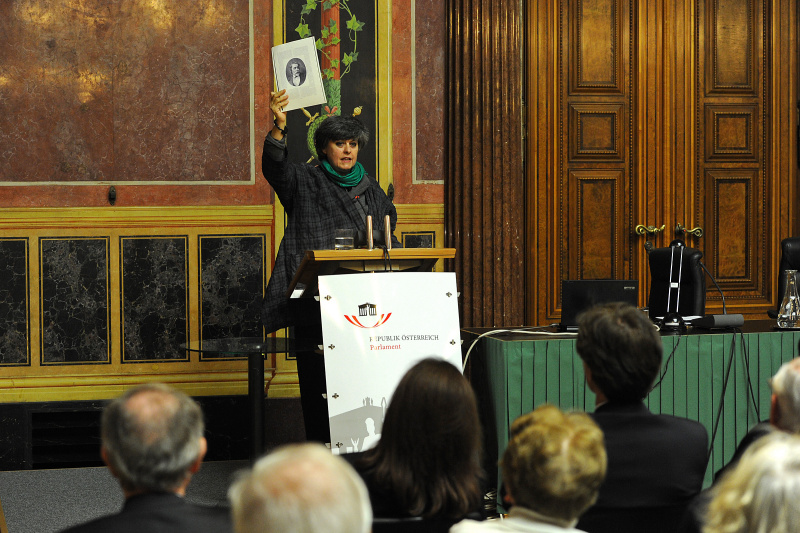 Prof.in DI.in Maria Auböck - Vizepräsidentin der Zentralvereinigung der Archtitektinnen am Rednerpult