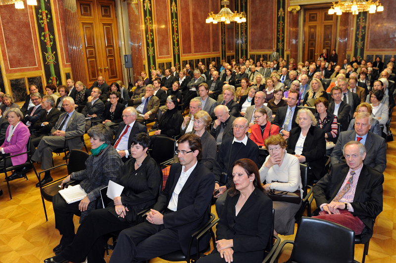 Blick in Richtung VeranstaltungsteilnehmerInnen. Erste Reihe v.li. Prof.in DI.in Maria Auböck - Vizepräsidentin der Zentralvereinigung der Archtitektinnen, Moderatorin Franziska - Leeb Architekturpublizistin, Univ.Prof. DI Dr. Christian Kühn TU Wien und Univ. Lekt.in Dr.in Mara Reissberger- Architekturhistorikerin